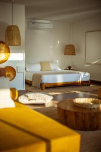 卡纳科纳Pont Bleu Suites的卧室配有一张床和一张桌子