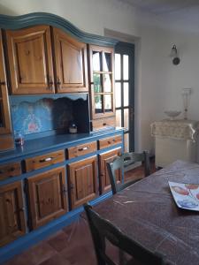奥罗塞伊Casa Martine的厨房配有木制橱柜和桌子