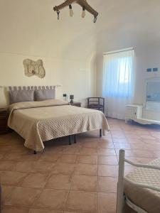 Rosignano MonferratoCa' dal Bertu - Cascina in Monferrato的卧室配有1张床,铺有瓷砖地板。