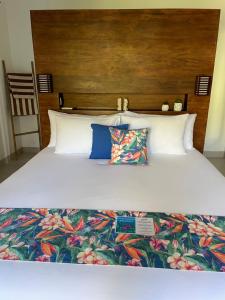 吉利阿尔Kaien Villas Gili Air的一张带白色床单和蓝色枕头的床