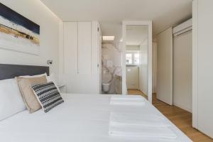 卡斯卡伊斯City&Beach Cascais - Checkinhome的白色卧室配有一张白色的大床