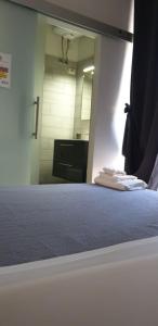 圣萨尔沃UN PASSO DAL MARE bed&breakfast San Salvo Marina的客房设有一张床和一间带镜子的浴室