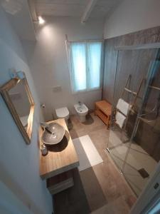 切塔尔多IL NIDO的一间带水槽、卫生间和镜子的浴室