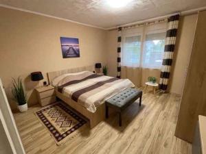 福纽德Holiday home Fonyod 10的一间卧室设有一张大床和一个窗户。