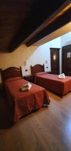 PreturoLocanda San Pietro的大楼内带两张床的房间