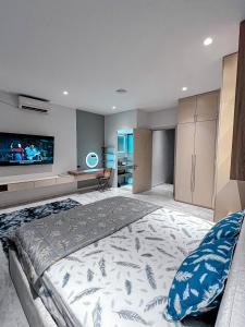 河内Pearl Hotel - 102 Pháo Đài Láng的一间卧室配有一张大床和一台平面电视