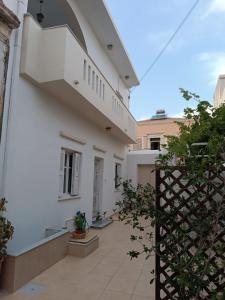 卡利诺岛Kalymnos residence的白色建筑中一个空的庭院,有植物