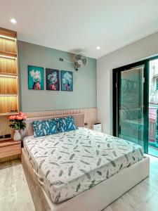 河内Pearl Hotel - 102 Pháo Đài Láng的一间卧室设有一张大床和一个窗户。