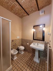 PreturoLocanda San Pietro的一间带水槽、卫生间和镜子的浴室