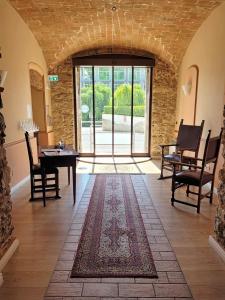 PreturoLocanda San Pietro的客厅配有桌椅和地毯。
