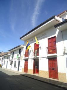 波帕扬Hotel Popayan Plaza的街道上两面旗帜的建筑