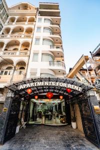 河内Wild Lotus Hotel Apartment 2的建筑前有标志的商店