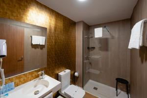 贝尼多姆国际酒店的浴室配有卫生间、盥洗盆和淋浴。