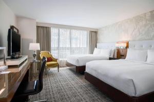 巴吞鲁日巴顿鲁日万丽酒店的酒店客房设有两张床和电视。