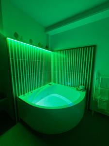 圣安吉洛Al Campanile的绿色浴室设有绿色灯光浴缸