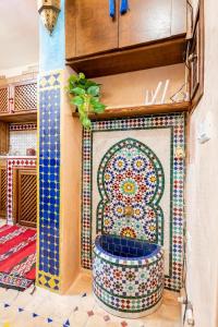 丹吉尔Dar Sandra Moroccan Tiny House的一间位于客房内的马赛克瓷砖卫生间。