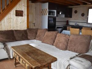 丰罗默奥代洛维亚Chalet Font-Romeu-Odeillo-Via, 4 pièces, 8 personnes - FR-1-580-10的客厅配有棕色沙发和桌子