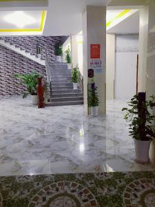 Bến LứcKhách sạn Thanh Bình Bến Lức的大厅,楼内有楼梯和盆栽植物