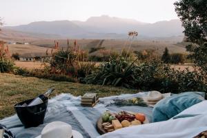 香槟谷Inkungu Lodge的野餐毯,野外上放有水果和蔬菜