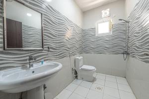吉达الياسمين的一间带水槽和卫生间的浴室