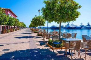雅典Seaside apartment的水边的一排桌椅