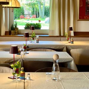 科拉尔博Ameiserhof Guesthouse的餐厅设有几张桌子和白色桌布