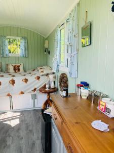 金斯林钟声草甸牧羊人小屋露营地的一间卧室配有一张床和一个木制柜台