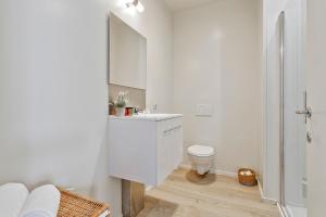 布鲁日Charming getaway in the historical city center的白色的浴室设有卫生间和水槽。