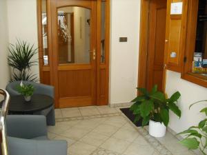 哈拉霍夫波米运动酒店的大堂设有门、桌子和植物