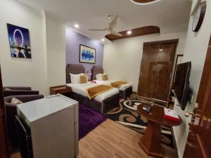 拉合尔Hayyat Luxury Apartments的酒店客房,配有床和沙发