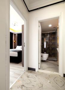 特拉布宗Selia SUİTES的客房设有带浴缸的浴室和一间卧室。