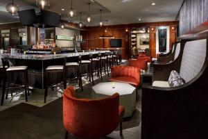 芝加哥芝加哥市区壮丽大道万怡酒店的餐厅设有红色椅子和酒吧