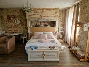 VianneAu Clair de Vianne的一间卧室配有一张大床和一张桌子
