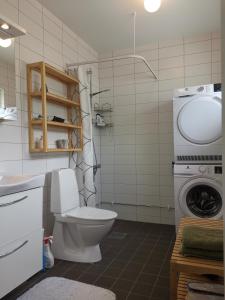 斯德哥尔摩An entire floor in a beautiful villa, close to Arlanda Airport的一间带卫生间和洗衣机的浴室