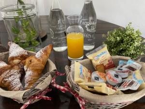维科德尔加尔加诺Donna Elena的一张桌子,上面放着一篮面包和橙汁