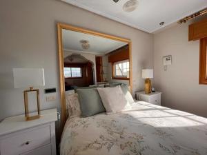 维戈Villa overlooking Cies Islands的一间卧室配有一张带大镜子的床