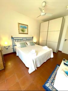 莱乌卡Dimora dei pini的一间卧室,卧室内配有一张大床