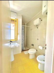 莱乌卡Dimora dei pini的一间带卫生间和水槽的浴室