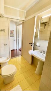 莱乌卡Dimora dei pini的浴室配有白色卫生间和盥洗盆。