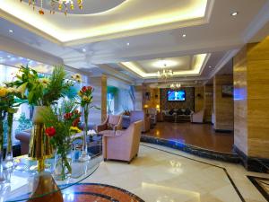 科威特科威特法哈希尔波德酒店的大堂,带椅子和鲜花的酒店