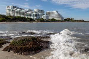 圣玛尔塔Santa Marta Marriott Resort Playa Dormida的享有海滩美景,拥有建筑背景