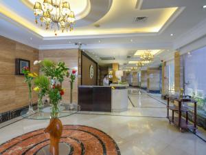 科威特科威特法哈希尔波德酒店的酒店大堂,在地板上种有鲜花