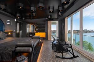 安塔利亚Afflon Hotels Sea Hill Concept的一间卧室设有一张大床和大窗户