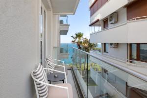 安塔利亚Afflon Hotels Sea Hill Concept的阳台配有椅子,享有海景。