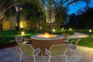 迈阿密Element Miami International Airport的一个带桌椅的庭院和一个喷泉