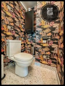 奥斯坦德CASA MARE hartje Oostende met gratis parking的一间带卫生间和彩色墙壁的浴室