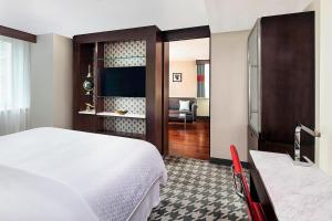 纽约纽约市区福朋喜来登酒店的酒店客房设有床和客厅。