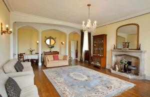 赫里福德Newcourt Manor的带沙发和壁炉的客厅