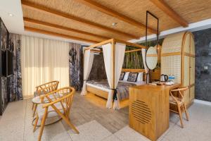 安塔利亚Afflon Hotels Sea Hill Concept的一间卧室配有一张床、一张桌子和一张书桌