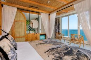 安塔利亚Afflon Hotels Sea Hill Concept的一间卧室设有一张床,享有海景